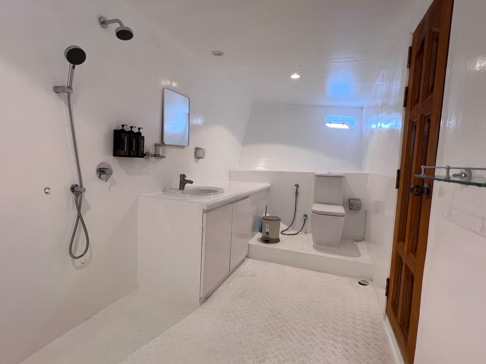 Family cabin en-suite bathroom